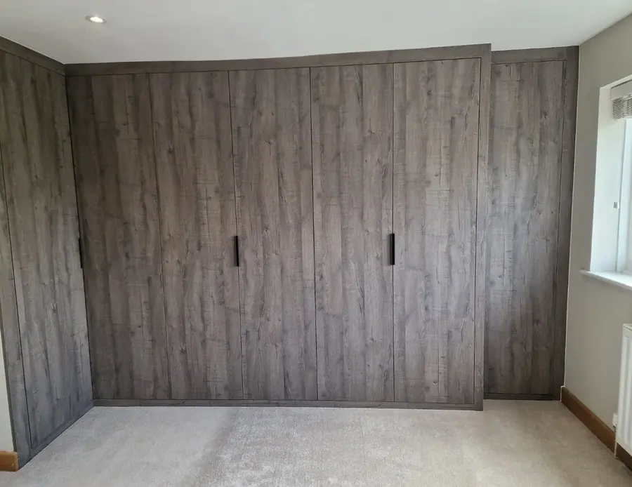 Oak-effect wardrobe doors with long black handles