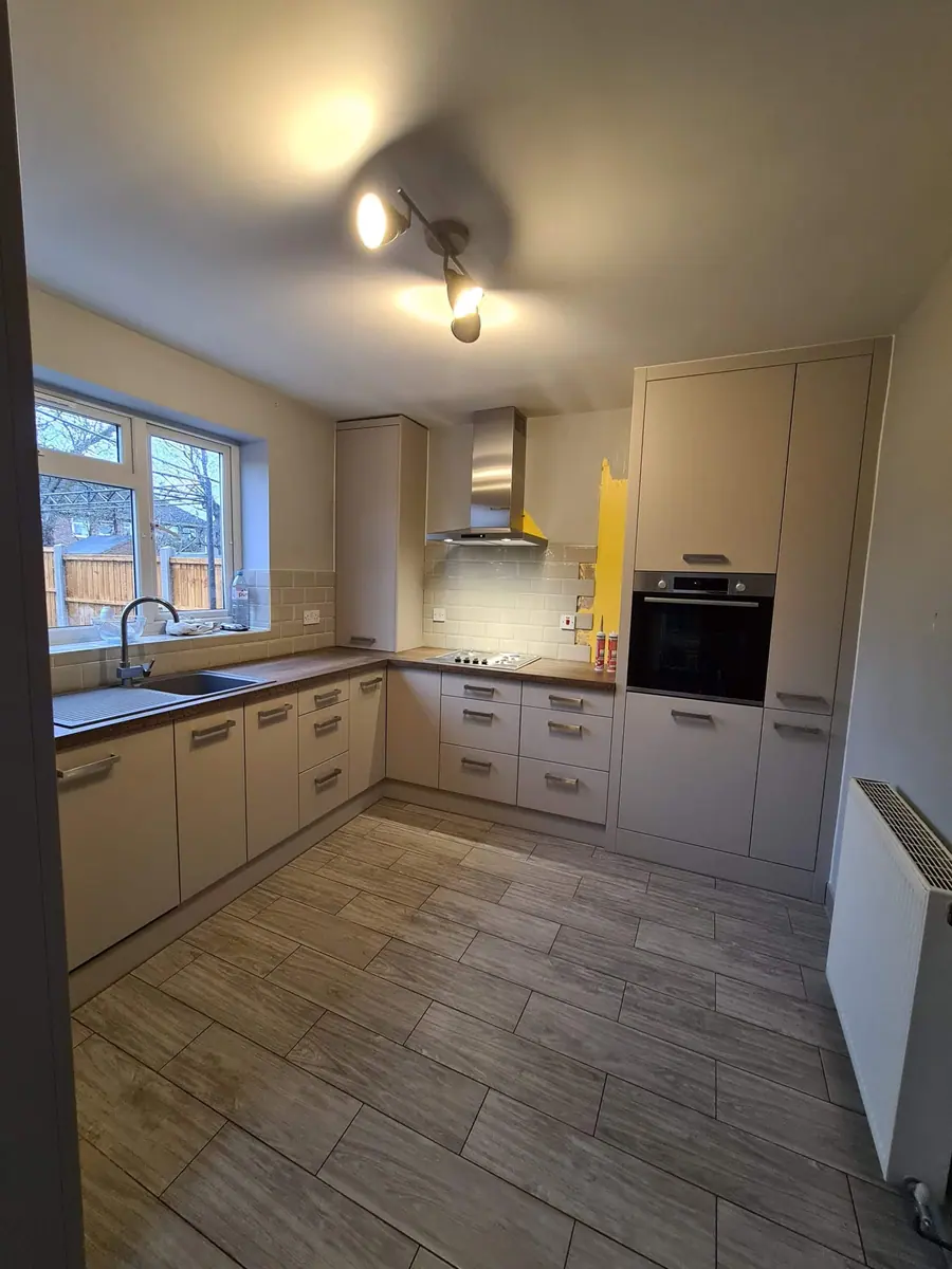 Cream shaker kitchen with black bar handles